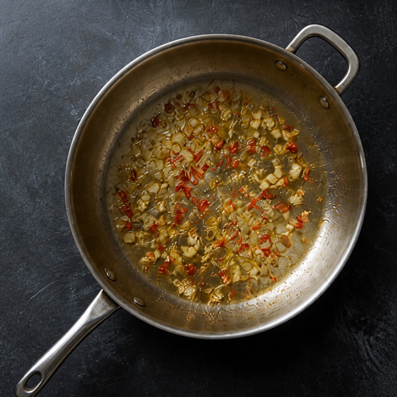 Step 1: Hot pan, oil, garlic and chili for 30 seconds.